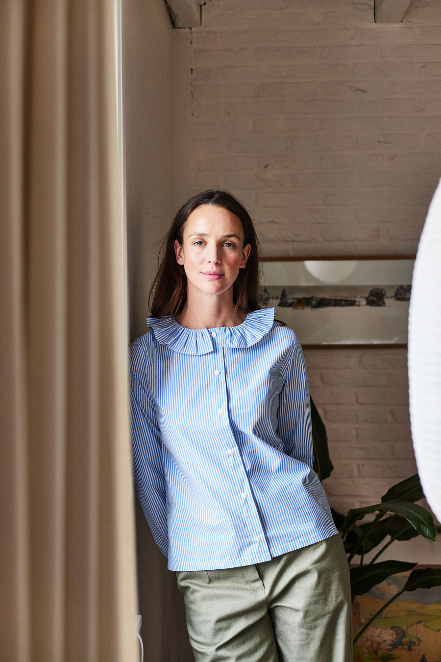 Chemise à Manches Ballon Bleu avec Détails en Dentelle et Lavallière Amovible : Chemises de luxe pour femmes | Anne Fontaine Chemise à Manches Ballon Bleu avec Détails en Dentelle et Lavallière Amovible : Chemises de luxe pour femmes | Anne Fontaine